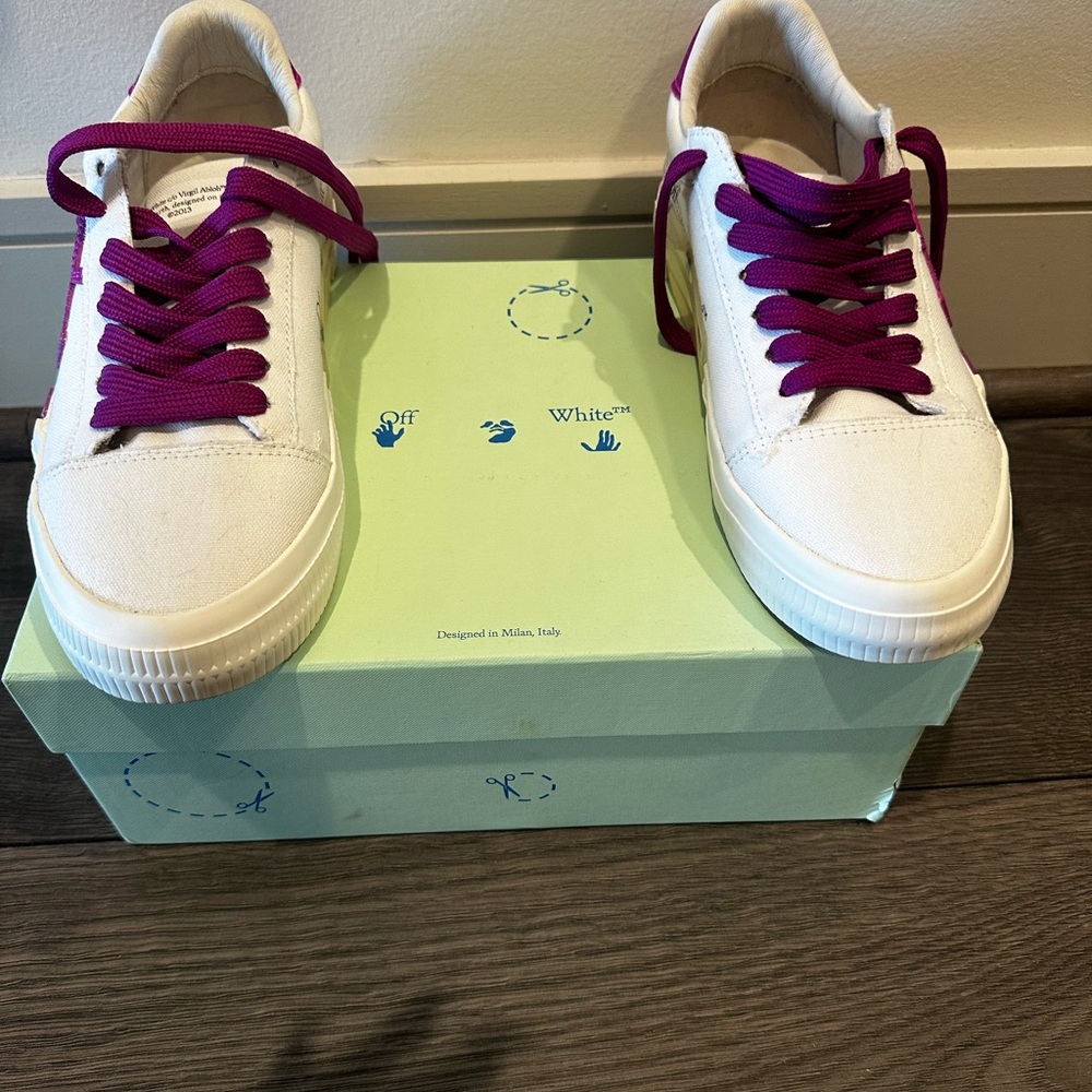 Off-white low vulcanizer sneaker
